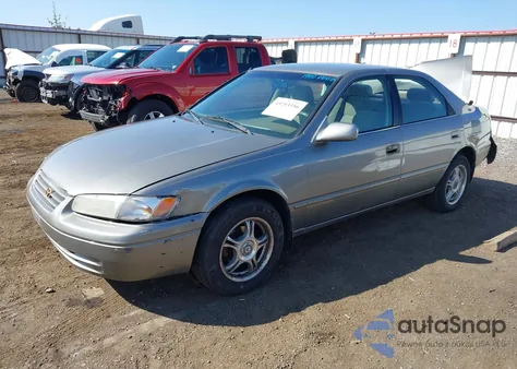 1998 Toyota Camry Le z USA, uszkodzony, nr VIN 4T1BG22K0WU386088